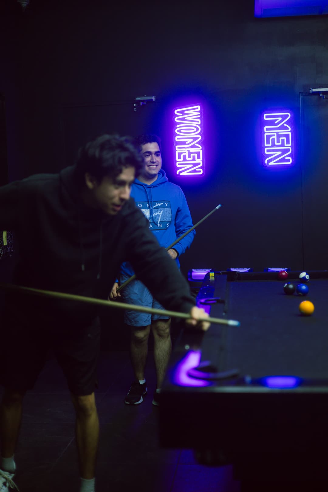 Área de entretenimiento con mesa de billar